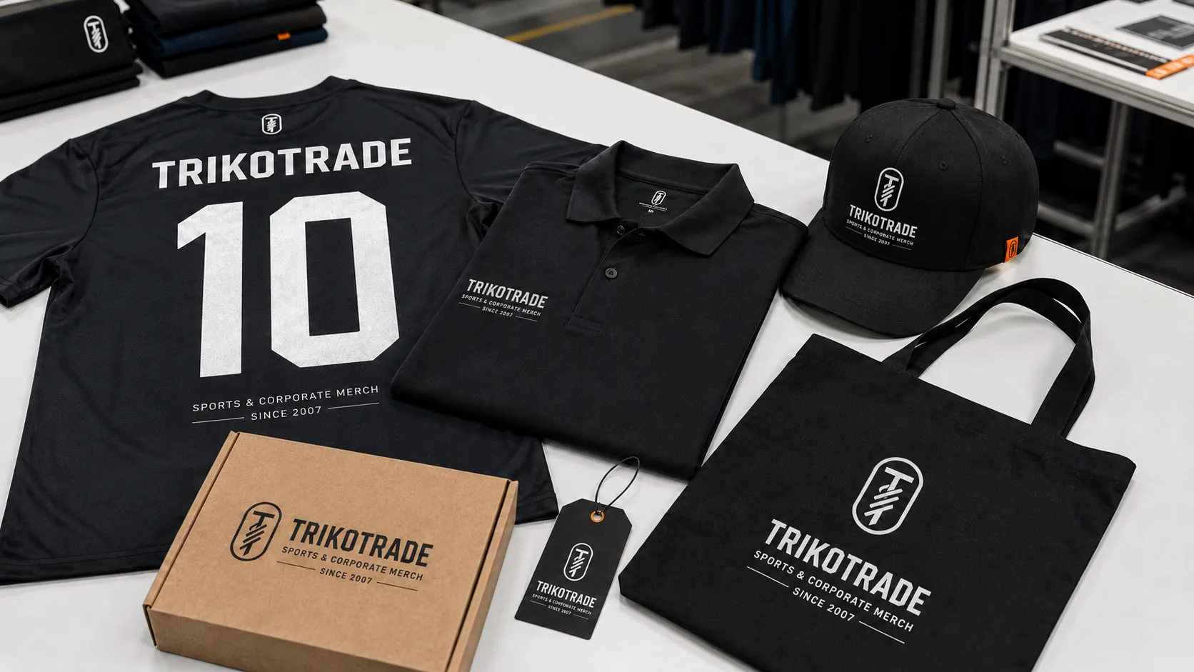 Чорний спортивний мерч-набір TRIKOTRADE з футболкою, поло, кепкою, шопером і коробкою